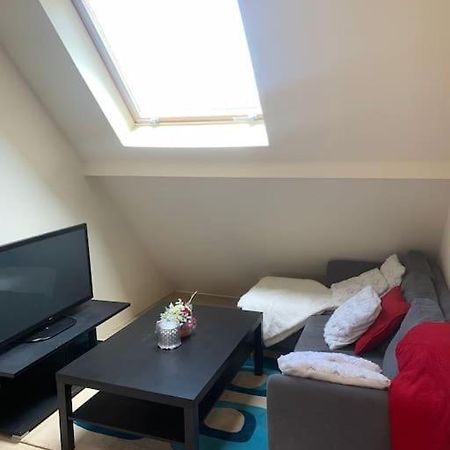 Studio Meuble Dans Une Maison Limay Exteriör bild