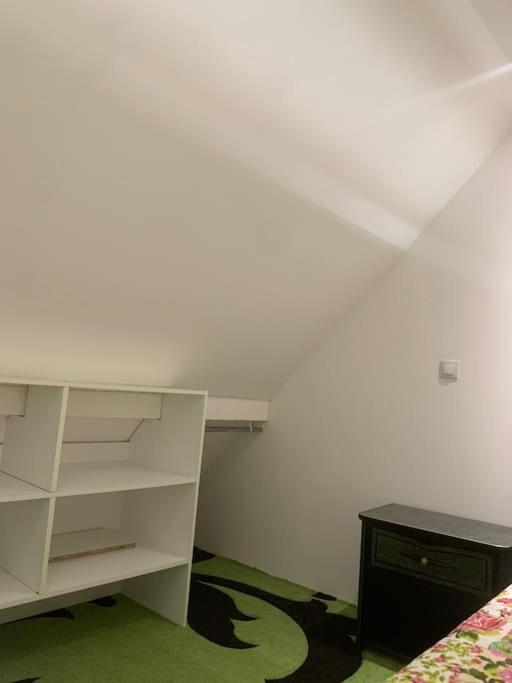 Studio Meuble Dans Une Maison Limay Exteriör bild