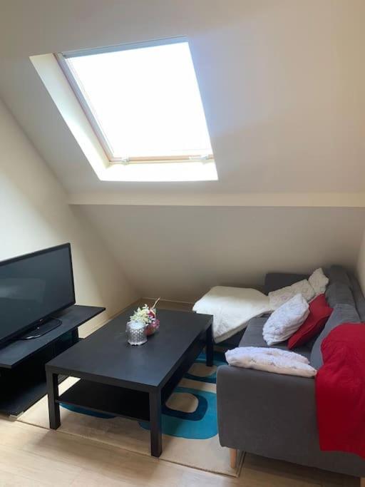 Studio Meuble Dans Une Maison Limay Exteriör bild